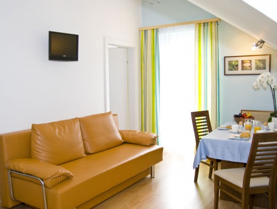 Essecke mit Couch und Balkon im Appartement Smaragd in Flachau